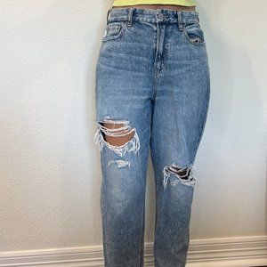American Eagle light wash baggy ripped jeans, size 4 short
